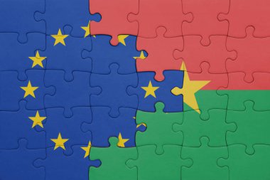 Burkina faso 'nun renkli ulusal bayrağı ve Avrupa Birliği bayrağının bulmacası. konsept