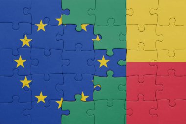 Avrupa Birliği bayrağının ve Benin 'in renkli ulusal bayrağının bulmacası. konsept