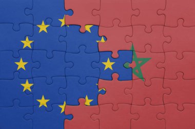 Fas 'ın renkli ulusal bayrağı ve Avrupa Birliği bayrağının bulmacası. konsept