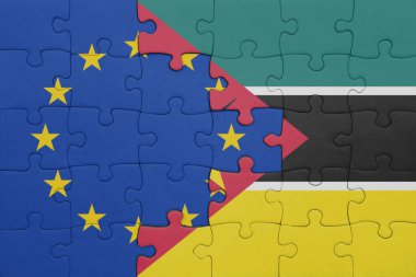 Mozambik 'in renkli ulusal bayrağı ve Avrupa Birliği bayrağı bulmacası. konsept