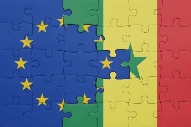 Senegal ve Avrupa Birliği bayrağının renkli ulusal bayrağıyla ilgili bulmacalar. konsept