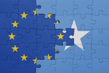 Somali 'nin renkli ulusal bayrağı ve Avrupa Birliği bayrağı bulmacası. konsept