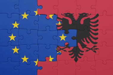 Albania 'nın renkli ulusal bayrağı ve Avrupa Birliği bayrağı bulmacası. konsept