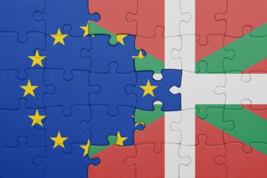 Bask ülkesinin renkli ulusal bayrağı ve Avrupa Birliği bayrağının bulmacası. konsept