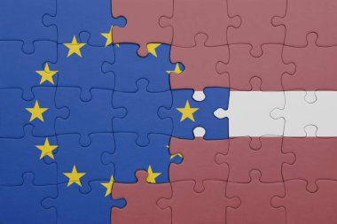 Letonya 'nın renkli ulusal bayrağı ve Avrupa Birliği bayrağının bulmacası. konsept