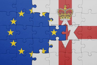 Kuzey İrlanda 'nın renkli ulusal bayrağı ve Avrupa Birliği bayrağının bulmacası. konsept