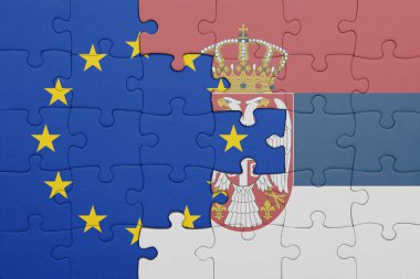 Renkli ulusal Sırp bayrağı ve Avrupa Birliği bayrağı bulmacası. konsept