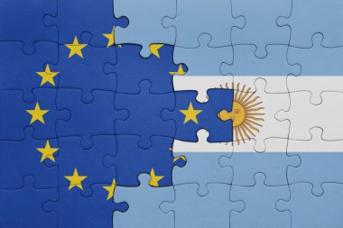 Arjantin 'in renkli ulusal bayrağı ve Avrupa Birliği bayrağı bulmacası. konsept