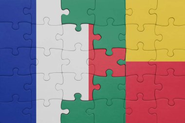 Benin 'in renkli ulusal bayrağı ve Fransa bayrağının bulmacası. konsept