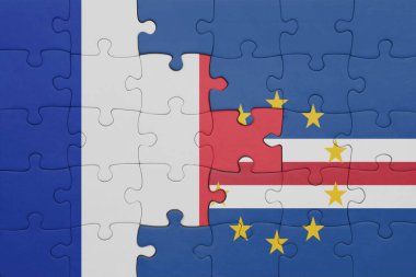 Cape Verde 'nin renkli ulusal bayrağı ve Fransa bayrağı ile bulmaca. konsept