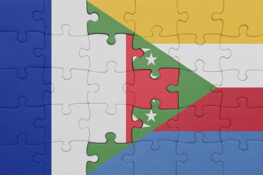 Komoroların renkli ulusal bayrağı ve Fransa bayrağı ile bulmaca. konsept