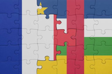 Orta Afrika Cumhuriyeti 'nin renkli ulusal bayrağı ve Fransa bayrağının bulmacası. konsept