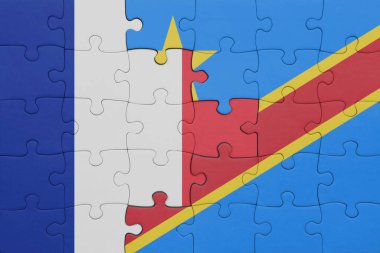 Demokratik Kongo Cumhuriyeti 'nin renkli ulusal bayrağı ve Fransa bayrağı bulmacası. konsept