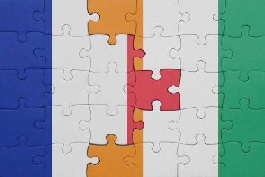 Cote Divoire 'ın renkli ulusal bayrağı ve Fransa bayrağı. konsept