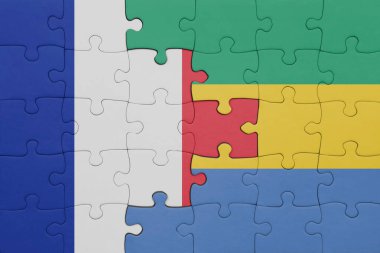 Gabon 'un renkli ulusal bayrağı ve Fransa bayrağı ile bulmaca. konsept