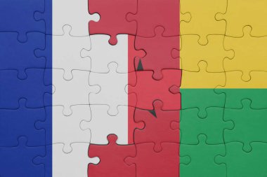 Gine bissau 'nun renkli ulusal bayrağı ve Fransa bayrağı. konsept
