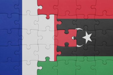 Libya 'nın renkli ulusal bayrağı ve Fransa bayrağı bulmacası. konsept