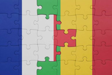 Mali ve Fransa bayrağının renkli ulusal bayrağıyla bulmaca. konsept