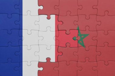 Fas 'ın renkli ulusal bayrağı ve Fransa bayrağının bulmacası. konsept