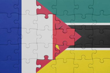 Mozambik 'in renkli ulusal bayrağı ve Fransa bayrağı bulmacası. konsept