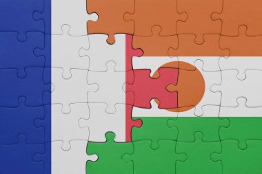 Nijer ve Fransa bayrağının renkli ulusal bayrağıyla bulmaca. konsept