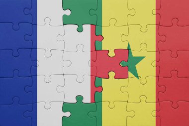 Senegal ve Fransa bayrağının renkli ulusal bayrağıyla bulmaca. konsept