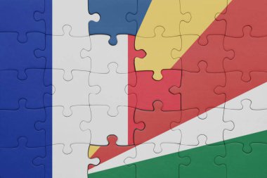 Seyşeller 'in renkli ulusal bayrağı ve Fransa bayrağı ile bulmaca. konsept