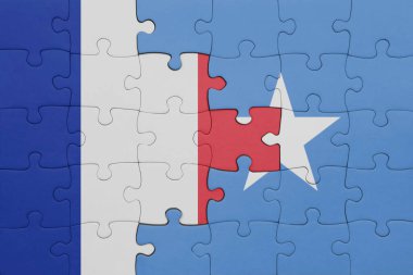 Somali 'nin renkli ulusal bayrağı ve Fransa bayrağı ile bulmaca. konsept