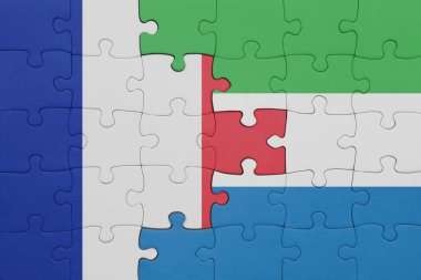Sierra Leone ve Fransa bayrağının renkli ulusal bayrağıyla bulmaca. konsept