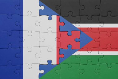 Güney Sudan 'ın renkli ulusal bayrağı ve Fransa bayrağının bulmacası. konsept