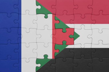 Sudan 'ın renkli ulusal bayrağı ve Fransa bayrağı ile bulmaca. konsept