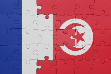 Tunus 'un renkli ulusal bayrağı ve Fransa bayrağı ile bulmaca. konsept