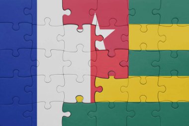 Togo 'nun renkli ulusal bayrağı ve Fransa bayrağı ile bulmaca. konsept