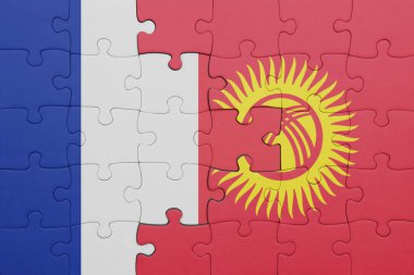 Kırgızistan 'ın renkli ulusal bayrağı ve Fransa bayrağının bulmacası. konsept