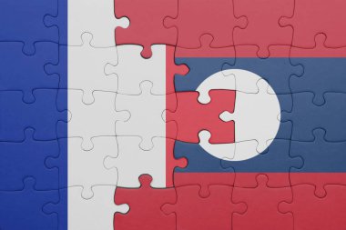 Laos 'un renkli ulusal bayrağı ve Fransa bayrağı ile bulmaca. konsept
