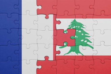 Lübnan 'ın renkli ulusal bayrağı ve Fransa bayrağı ile bulmaca. konsept