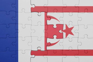 Kuzey Kıbrıs 'ın renkli ulusal bayrağı ve Fransa bayrağının bulmacası. konsept