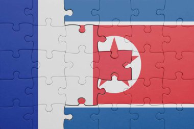 Kuzey Kore 'nin renkli ulusal bayrağı ve Fransa bayrağının bulmacası. konsept