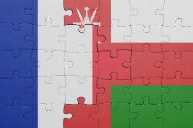 Umman 'ın renkli ulusal bayrağı ve Fransa bayrağı ile bulmaca. konsept
