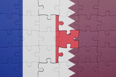 Katar 'ın renkli ulusal bayrağı ve Fransa bayrağının bulmacası. konsept