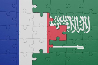 Suudi Arabistan 'ın renkli ulusal bayrağı ve Fransa bayrağı. konsept