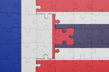 Tayland ve Fransa bayrağının renkli ulusal bayrağıyla bulmaca. konsept