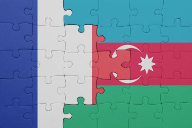 Azerbaijan 'ın renkli ulusal bayrağı ve Fransa bayrağının bulmacası. konsept