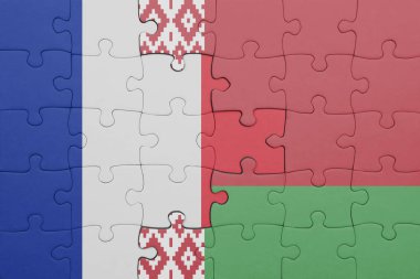 Beyaz Rusya bayrağı ve Fransa bayrağının rengarenk yapbozu. konsept