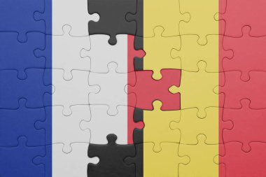 Belçika 'nın renkli ulusal bayrağı ve Fransa bayrağı ile bulmaca. konsept