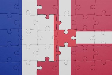 Danimarka 'nın renkli ulusal bayrağı ve Fransa bayrağının bulmacası. konsept