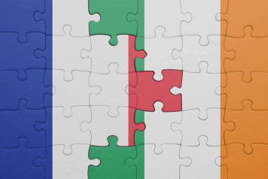 İrlanda 'nın renkli ulusal bayrağı ve Fransa bayrağı ile bulmaca. konsept