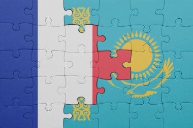 Kazakistan 'ın renkli ulusal bayrağı ve Fransa bayrağı. konsept