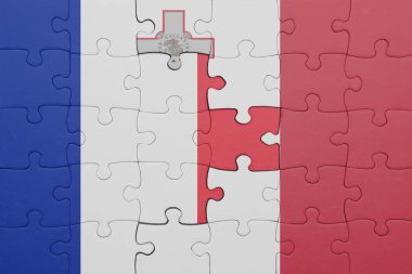 Malta 'nın renkli ulusal bayrağı ve Fransa bayrağının bulmacası. konsept