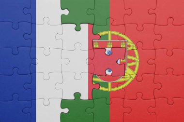 Portekiz 'in renkli ulusal bayrağı ve Fransa bayrağının bulmacası. konsept